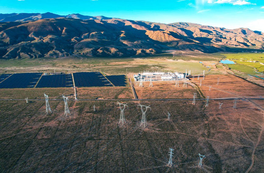 阿里與藏中電網(wǎng)聯(lián)網(wǎng)工程和沿線光伏電站。趙清鵬攝