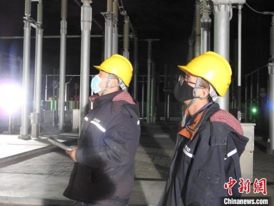 圖為5月10日凌晨，國(guó)網(wǎng)青海檢修公司柴達(dá)木換流站運(yùn)維人員在進(jìn)行柴拉直流系統(tǒng)停電操作。　姚曉英 攝
