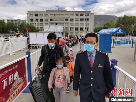 圖為拉薩車站工作人員為西藏先心病患兒和陪同人員提供“綠色”接力幫扶，并開通了專門通道，讓他們快速進(jìn)站上車。拉薩車站 供圖