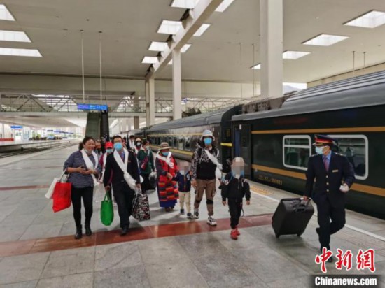圖為拉薩車站工作人員為西藏先心病患兒和陪同人員提供“綠色”接力幫扶，并開通了專門通道，讓他們快速進(jìn)站上車。拉薩車站 供圖