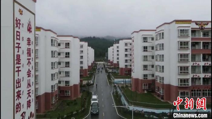 越西縣最大的易地扶貧搬遷安置點(diǎn)——城北感恩社區(qū)?！『武?攝