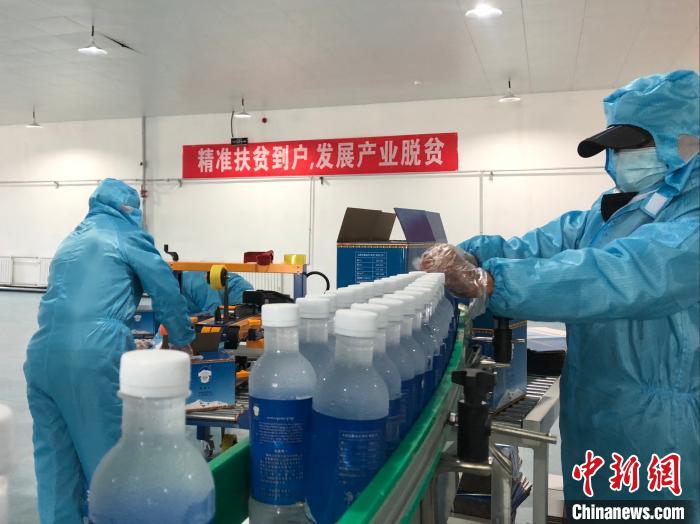 圖為阿里地區(qū)措勤縣某飲用水加工公司，該公司以“基地+公司+貧困民眾”為運(yùn)營模式，帶動貧困民眾68戶232人。　謝牧 攝