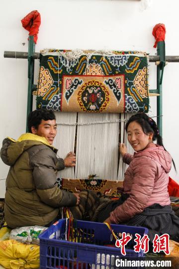 圖為1月15日，在日喀則市謝瑪氆氌農(nóng)村合作社，拉孜村一對夫婦在編織卡墊(資料圖)?！≮w朗 攝