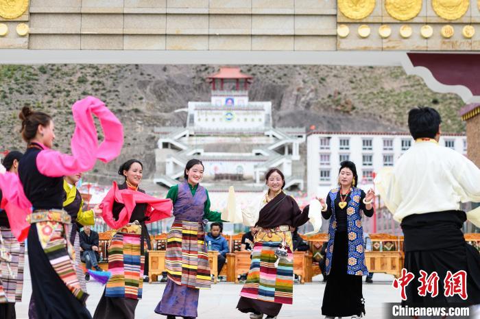 圖為西藏昌都市洛隆縣易地搬遷安置點阿托卡小康示范新村村民載歌載舞慶脫貧(資料圖)?！『闻罾?攝