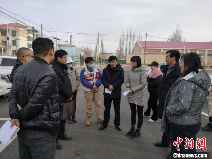 圖為青海大學(xué)工作人員正在現(xiàn)場(chǎng)考察該項(xiàng)目進(jìn)行情況?！±罱瓕?攝
