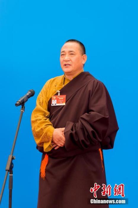 3月10日，全國政協(xié)十三屆四次會議第三場“委員通道”采訪活動在北京人民大會堂新聞發(fā)布廳舉行。圖為全國政協(xié)委員洛桑山丹通過網(wǎng)絡(luò)視頻方式接受媒體采訪。<a target='_blank' ><p  align=