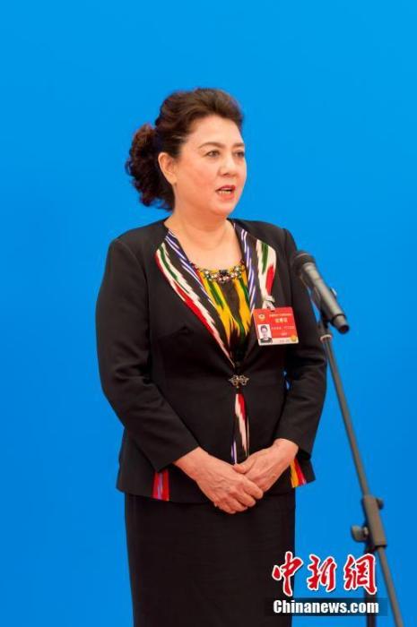 3月10日，全國政協(xié)十三屆四次會議第三場“委員通道”采訪活動在北京人民大會堂新聞發(fā)布廳舉行。圖為全國政協(xié)委員古麗帕麗·阿不都拉通過網(wǎng)絡(luò)視頻方式接受媒體采訪。<a target='_blank' ><p  align=