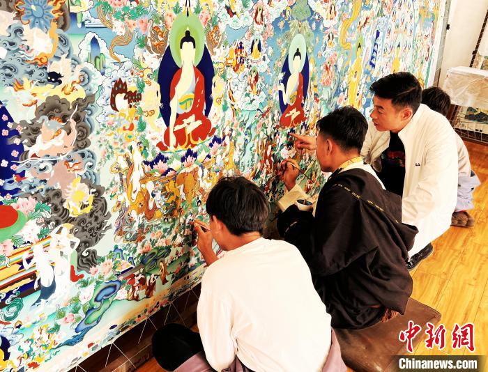 青海唐卡藝術小鎮(zhèn)：“勞模畫師”師帶徒，文化扶貧富一方