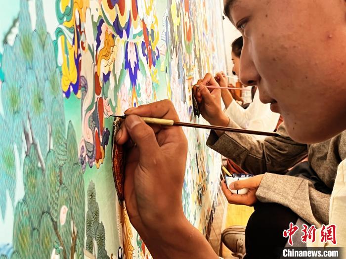 圖為畫師繪畫唐卡。　馬文莉 供圖