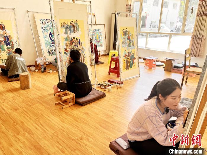 圖為畫室內(nèi)學徒練習繪畫唐卡?！●R文莉 供圖
