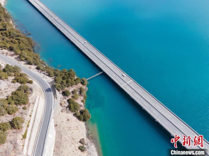 圖為西藏林拉高等級公路多布湖段風(fēng)光。　江飛波 攝