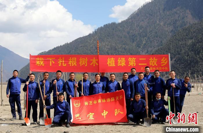 林芝市巴宜區(qū)森林消防中隊(duì)志愿服務(wù)隊(duì)合影留念?！∥骼@拉翁 攝