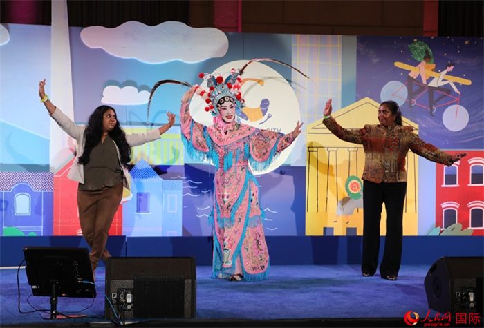 當(dāng)?shù)厝A人京劇社團(tuán)的青年演員現(xiàn)場(chǎng)表演京劇選段，并與現(xiàn)場(chǎng)觀眾近距離互動(dòng)。人民網(wǎng)記者 李志偉攝