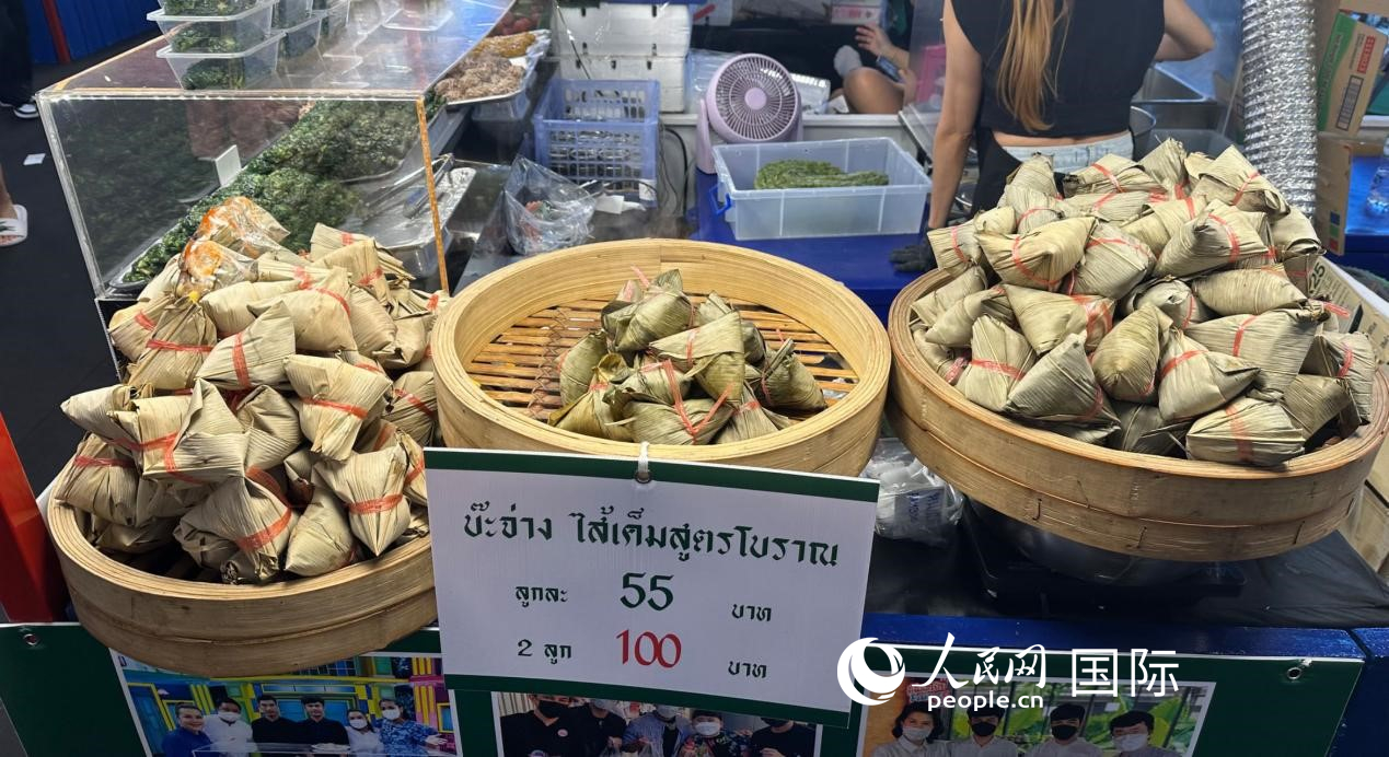 泰國街頭小吃店售賣粽子。人民網(wǎng)記者 簡承淵攝