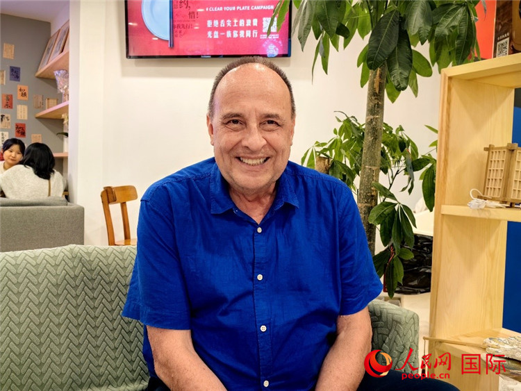 巴西坎皮納斯州立大學(xué)文學(xué)院資深教授弗朗西斯科·福特·哈德曼接受人民網(wǎng)專訪。人民網(wǎng)記者 符園園攝