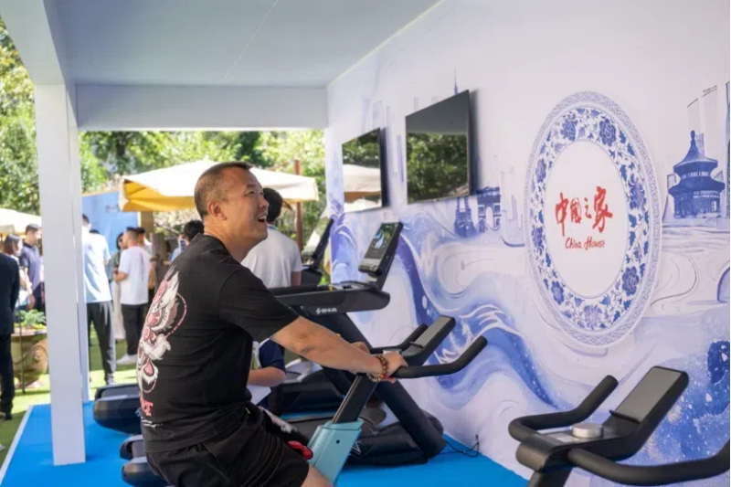 參觀者在智慧體育公園體驗(yàn)動(dòng)感單車。巴黎