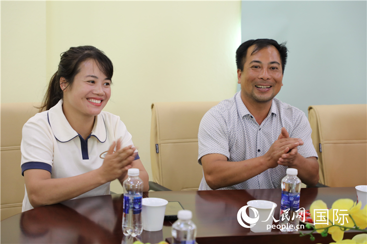 越南沙巴市黃連寄宿制民族小學(xué)老師阮氏秋姮、阮文享。人民網(wǎng)記者簡承淵攝
