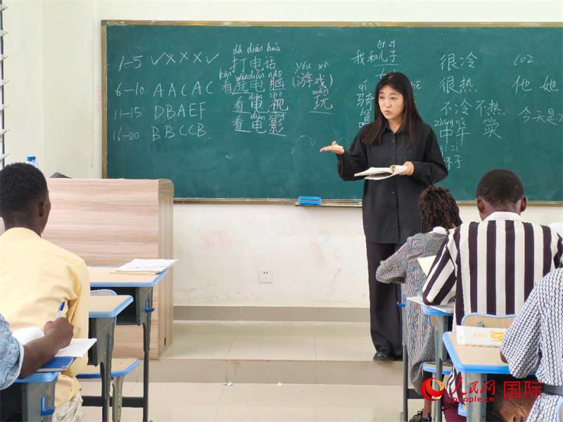 中國(guó)老師在給學(xué)生們講課。人民網(wǎng)記者 黃培昭攝
