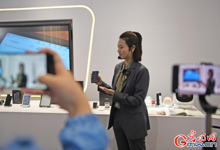 組圖丨AI、網(wǎng)絡(luò)安全、跨境電商……數(shù)字經(jīng)濟(jì)如此 “陜”耀