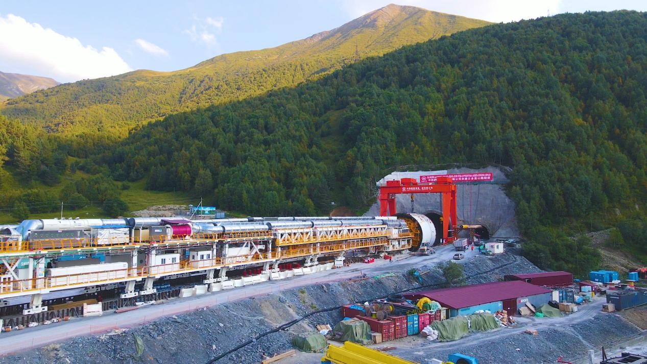 “高加索號(hào)”單護(hù)盾硬巖掘進(jìn)機(jī)（TBM）。中鐵隧道局格魯吉亞KK公路隧道項(xiàng)目部供圖