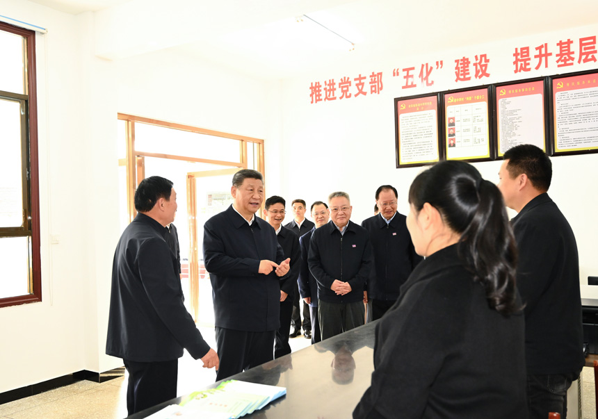 2024年3月18日至21日，中共中央總書記、國家主席、中央軍委主席習近平在湖南考察。這是19日下午，習近平在常德市鼎城區(qū)謝家鋪鎮(zhèn)港中坪村黨群服務中心了解當?shù)貫榛鶎訙p負、提升基層治理效能等情況。新華社記者 燕雁 攝
