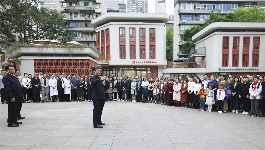 2024年4月22日至24日，中共中央總書記、國家主席、中央軍委主席習近平在重慶考察。這是22日下午，習近平在九龍坡區(qū)謝家灣街道民主村社區(qū)考察時，同社區(qū)居民親切交流。新華社記者 鞠鵬 攝