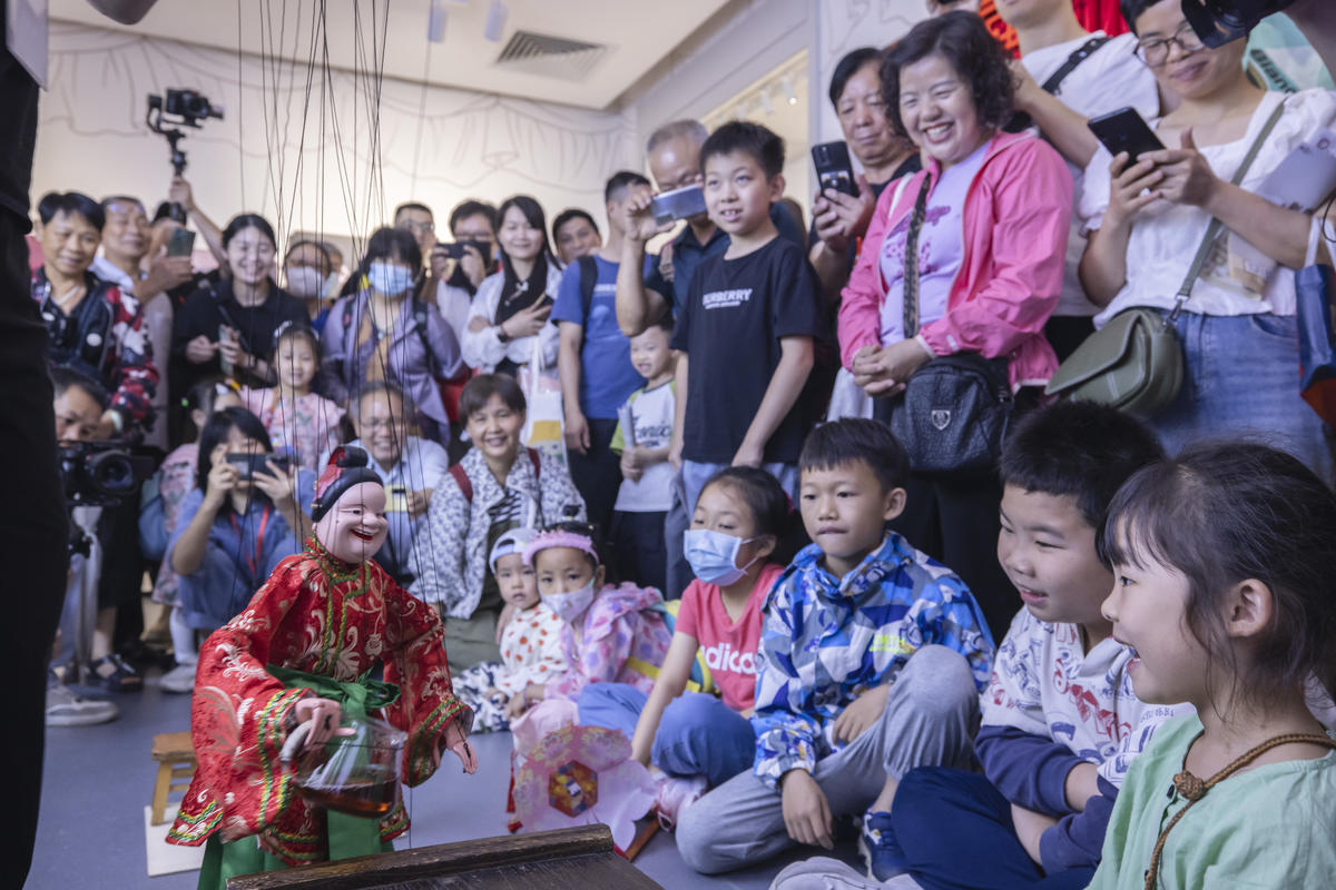 5月1日，廣州市白鵝潭大灣區(qū)藝術(shù)中心非物質(zhì)文化遺產(chǎn)館內(nèi)，精彩的梅縣提線木偶戲表演吸引了眾多游客駐足觀賞。 來源：人民圖片網(wǎng)