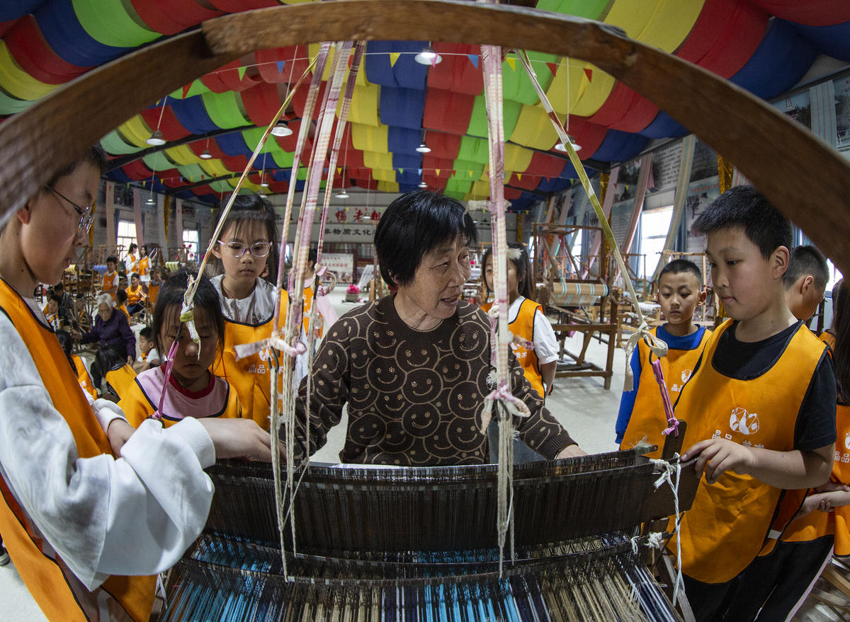 5月1日，在山西省永濟市開張鎮(zhèn)東開張村的惠暢土布文化園，土布制作技師教游客織布技藝。 來源：人民圖片網(wǎng)