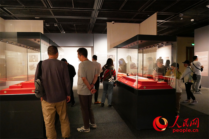 “五一”假期，游客在首都博物館參觀展覽。人民網(wǎng)記者 韋衍行攝