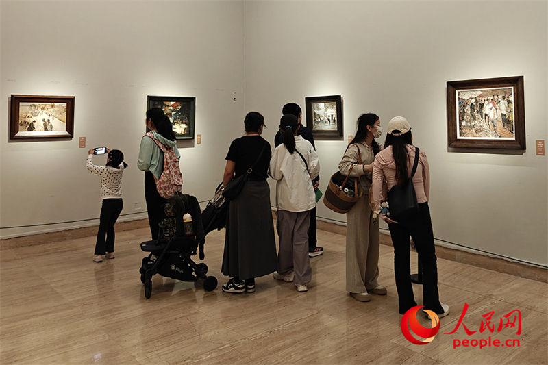 “五一”假期，游客在中國美術(shù)館參觀“大美勞動者——中國美術(shù)館藏勞動題材美術(shù)作品展（第二期）”。人民網(wǎng)記者 韋衍行攝