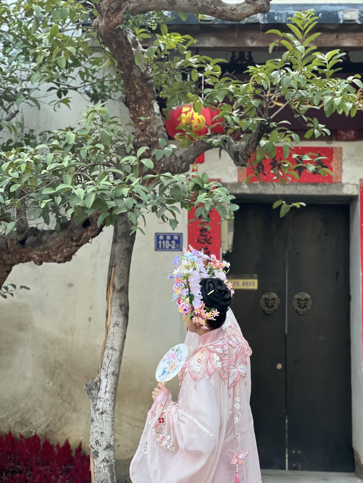 福建泉州，頭戴簪花的游客正拍照留念。人民網(wǎng) 歐陽易佳攝