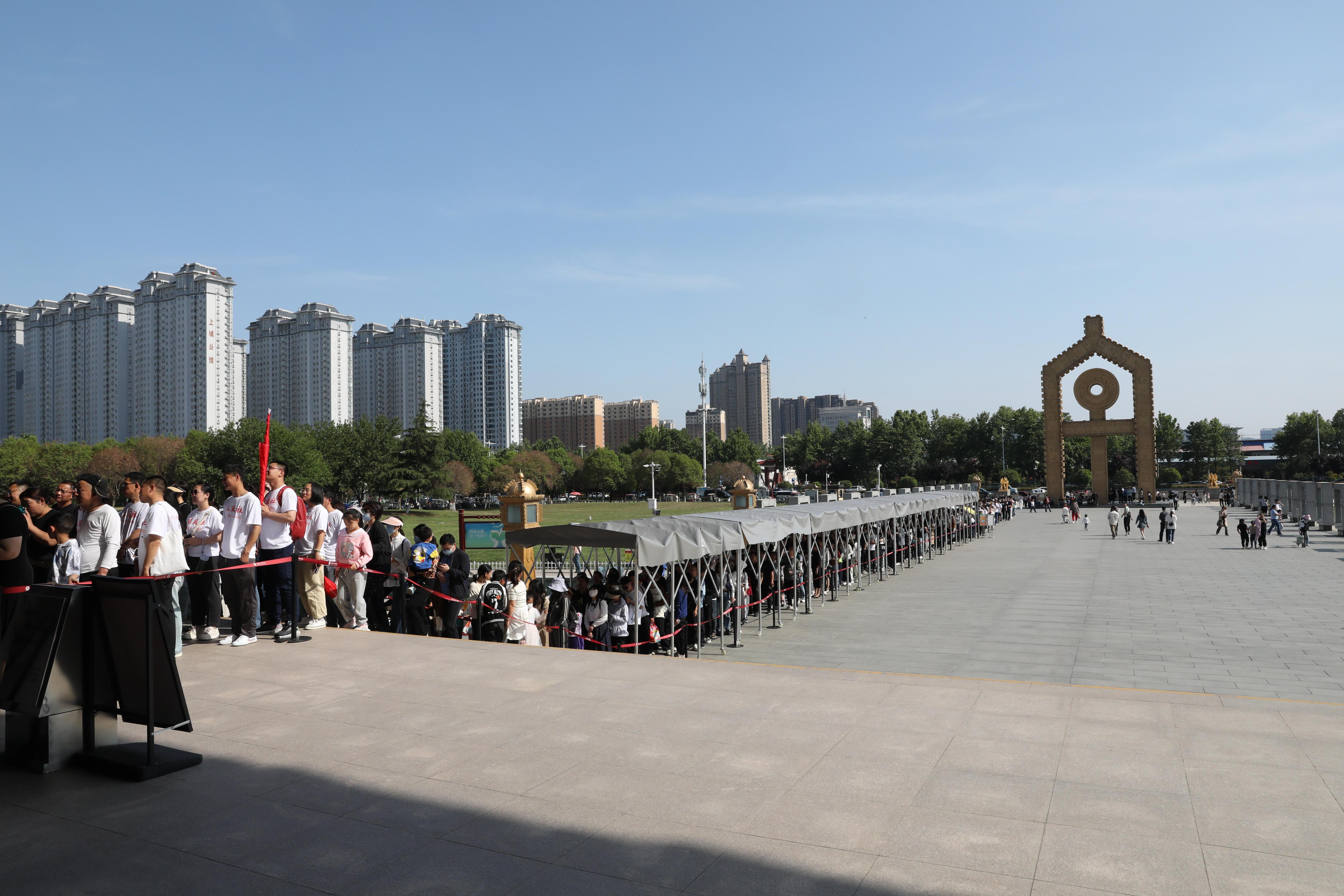 “五一”期間，中國(guó)文字博物館外游客有序排隊(duì)。中國(guó)文字博物館供圖