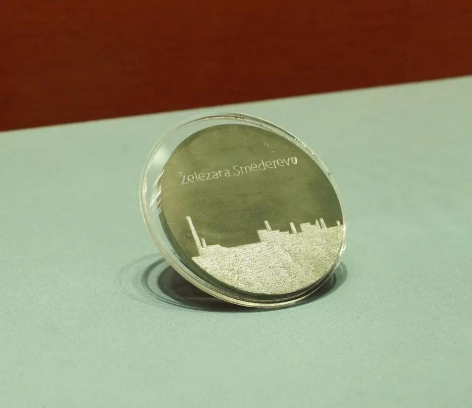 2016年6月，塞爾維亞斯梅戴雷沃鋼廠工人贈送習(xí)近平主席的鋼板雕刻工廠剪影紀(jì)念牌。胡楊 攝