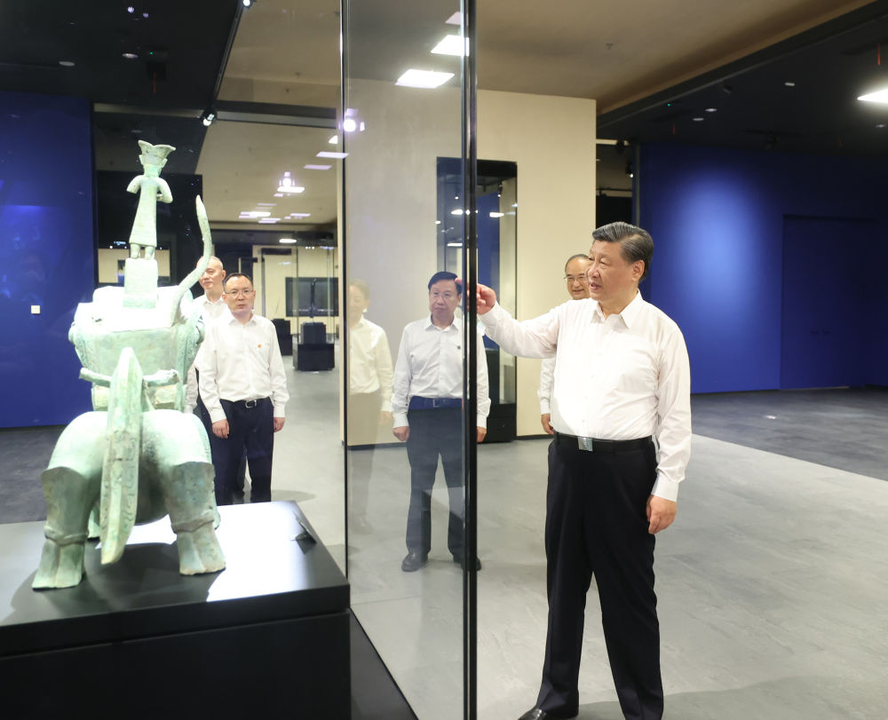 2023年7月26日，習(xí)近平總書記在四川省德陽(yáng)市考察了三星堆博物館，了解當(dāng)?shù)貧v史文化遺址發(fā)掘研究、文物保護(hù)修復(fù)等情況。