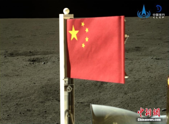 6月4日，中國(guó)國(guó)家航天局公布了嫦娥六號(hào)探測(cè)器在月球背面的五星紅旗展示影像。鮮艷的五星紅旗再次閃耀月球，這也是中國(guó)首次在月球背面獨(dú)立動(dòng)態(tài)展示國(guó)旗。<a target='_blank' href='/'><p  align=