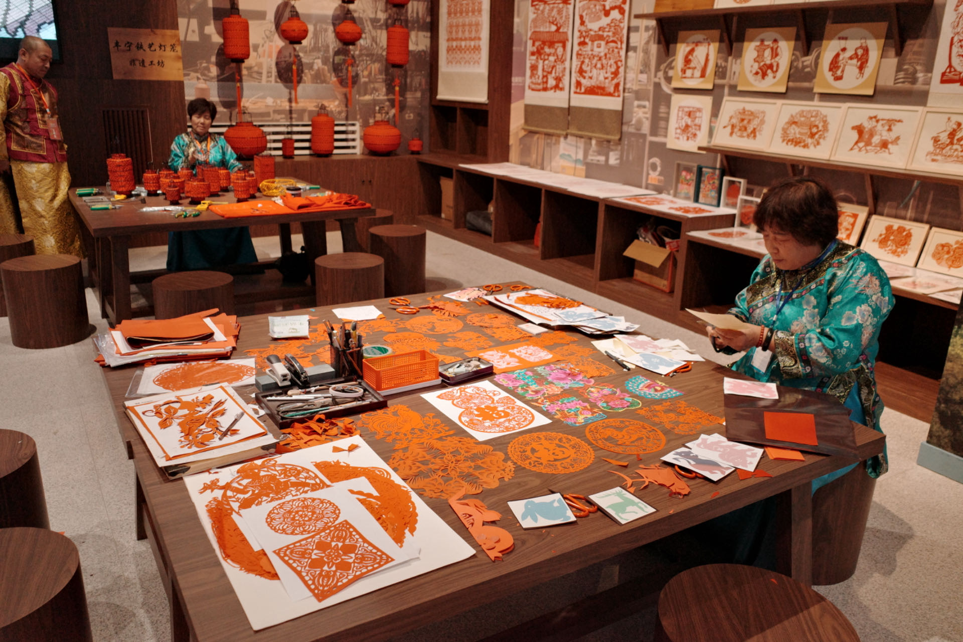 “氣象萬(wàn)千——中國(guó)非遺保護(hù)實(shí)踐主題展”上，非遺傳承人現(xiàn)場(chǎng)展示。人民網(wǎng)記者 劉微攝