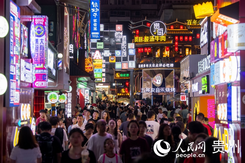 6月21日，貴陽(yáng)，青云市集內(nèi)游人如織。人民網(wǎng)記者 翁奇羽攝