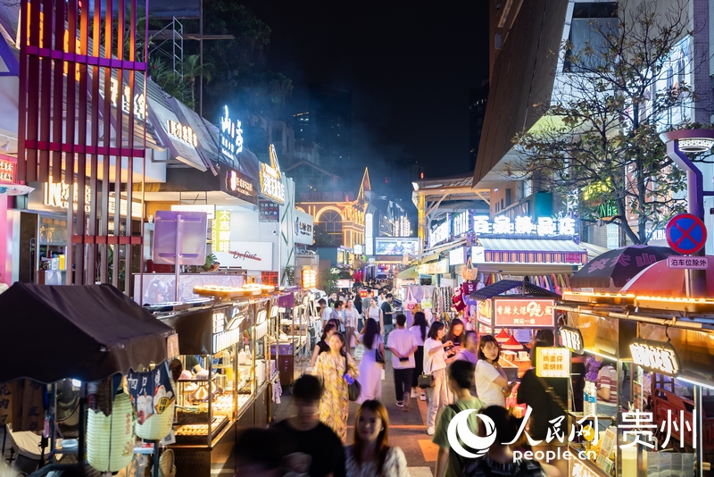 6月21日，夜幕下人頭攢動(dòng)的貴陽(yáng)市太平路街區(qū)。人民網(wǎng)記者 涂敏攝