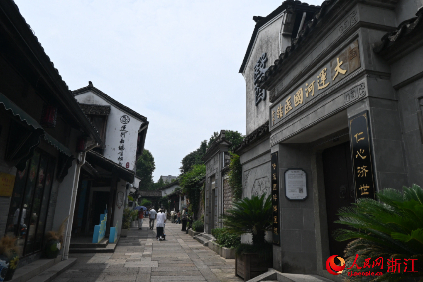 運河邊的老建筑被完好保存下來。人民網(wǎng)記者 張麗瑋攝