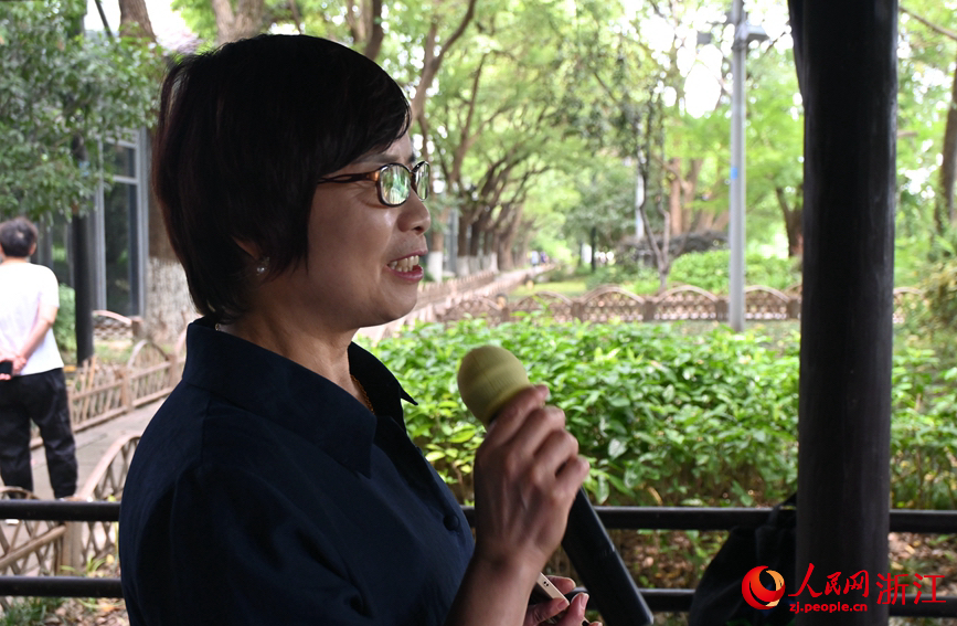 面向運河，任國萍放聲歌唱。人民網(wǎng)記者 張麗瑋