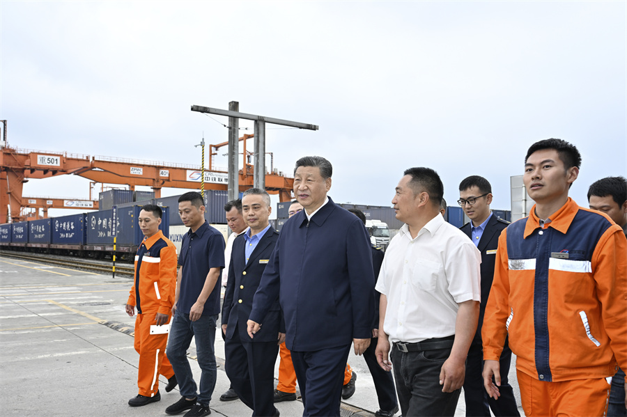2024年4月22日至24日，中共中央總書記、國家主席、中央軍委主席習(xí)近平在重慶考察。這是22日下午，習(xí)近平在重慶國際物流樞紐園區(qū)重慶鐵路集裝箱中心站，同貨車司機、列車司機、裝卸工人、場站管理人員等親切交流。新華社記者 岳月偉 攝