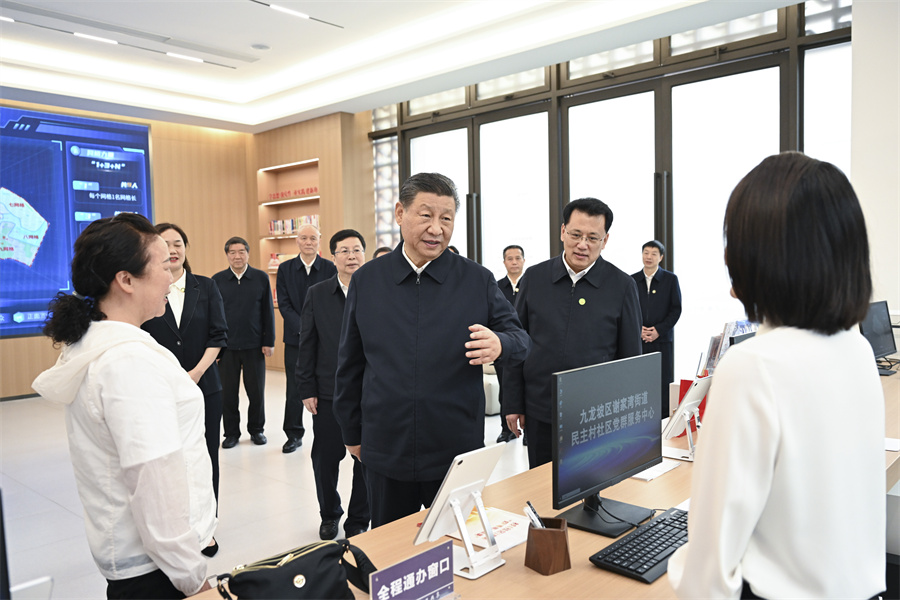 2024年4月22日至24日，中共中央總書記、國家主席、中央軍委主席習(xí)近平在重慶考察。這是22日下午，習(xí)近平在九龍坡區(qū)謝家灣街道民主村社區(qū)考察。新華社記者 謝環(huán)馳 攝