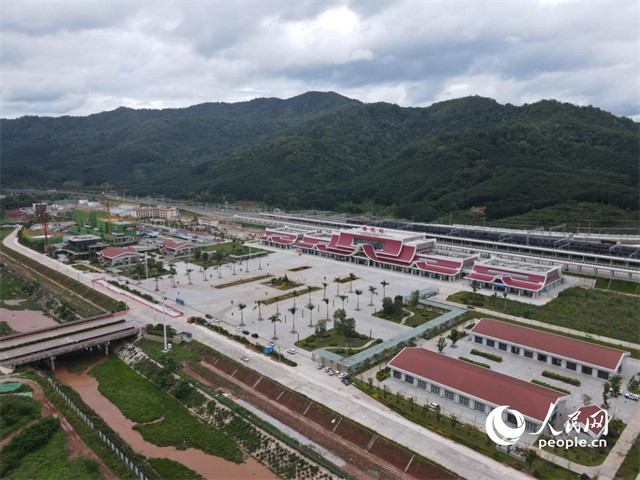 航拍云南磨憨口岸。 人民網(wǎng)記者 符皓攝