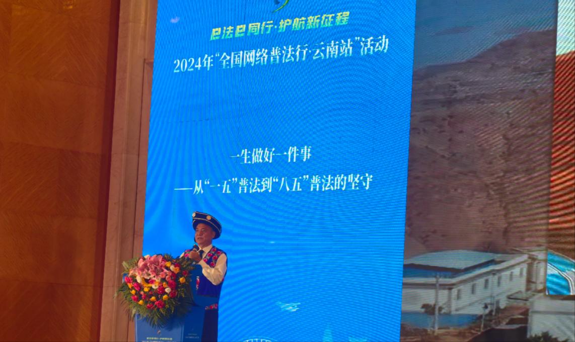 李學平分享普法的故事。人民網記者 孝金波攝