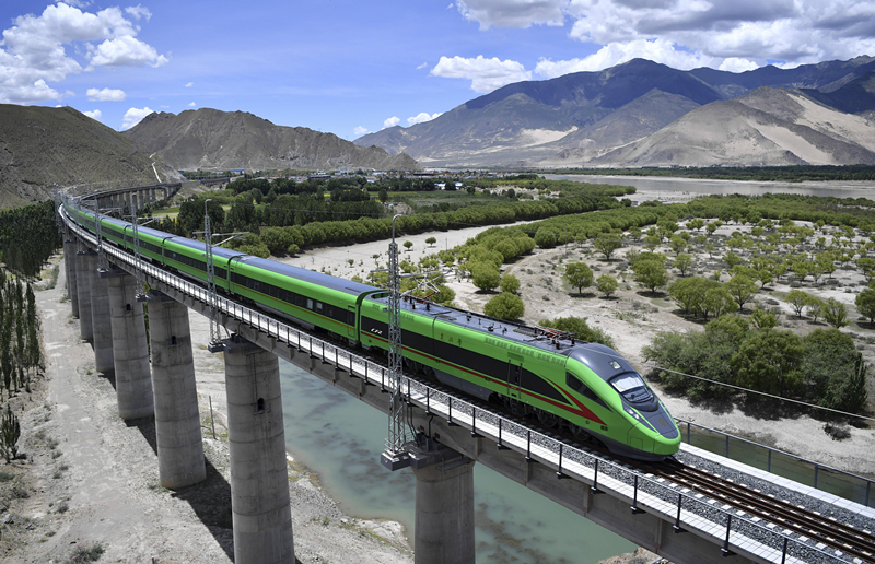 2022年6月22日，復(fù)興號(hào)列車行駛在西藏山南境內(nèi)。