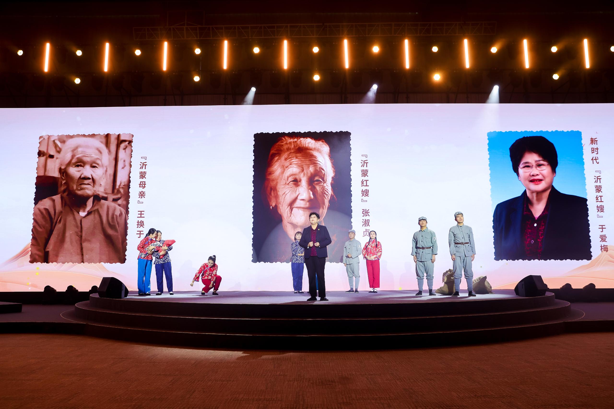 “何以中國·弦歌不輟”網(wǎng)絡主題活動現(xiàn)場，于愛梅講述“沂蒙紅嫂”的故事。人民視頻供圖。
