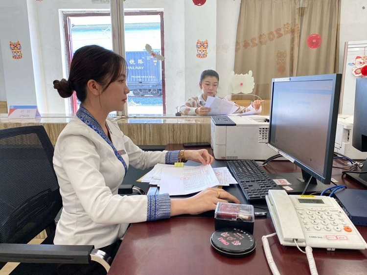春節(jié)期間，中老鐵路員工堅(jiān)守崗位，保障鐵路運(yùn)行安全、暢通。李加勇攝
