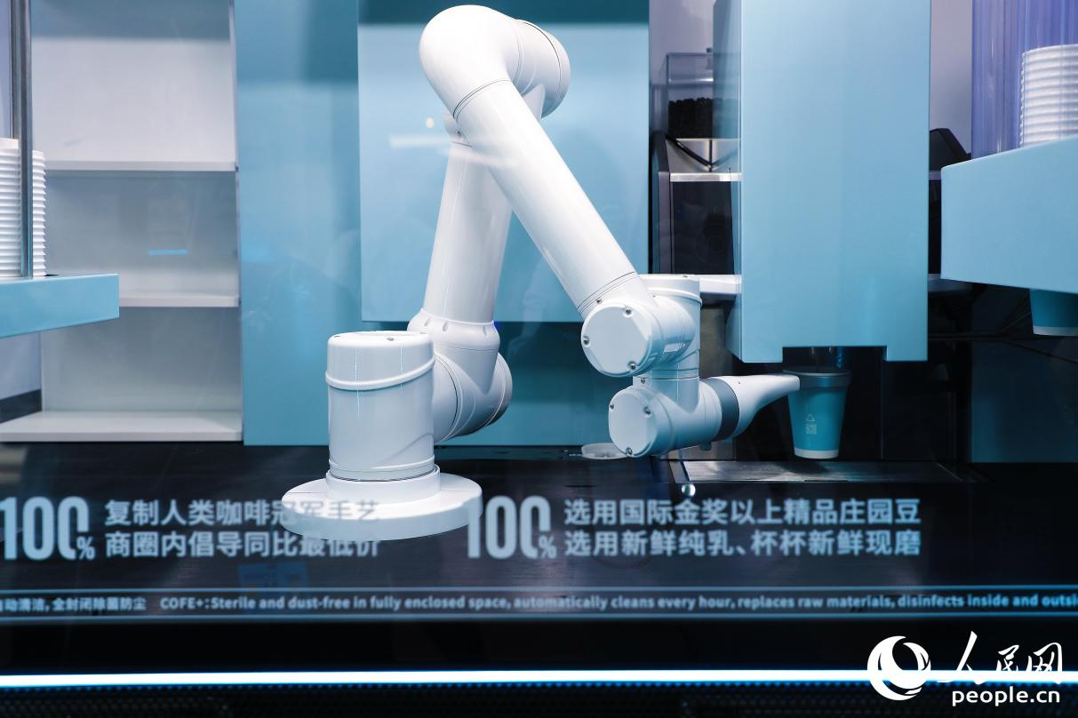 機(jī)器人現(xiàn)磨咖啡。人民網(wǎng) 李唯一攝