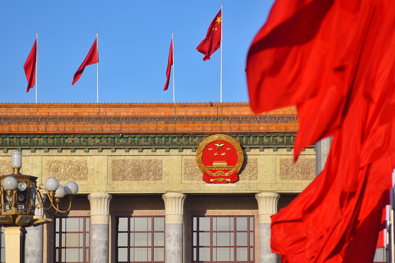 2024年3月8日，北京上空現(xiàn)“兩會藍(lán)”，人民大會堂前紅旗飄揚(yáng)。