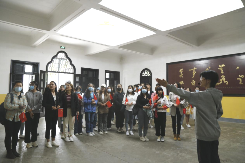 2021年5月20日，在喜迎中國共產(chǎn)黨建黨100周年之際，我校開展了少數(shù)民族學(xué)生“學(xué)黨史、感恩黨、跟黨走”紅色研學(xué)活動。